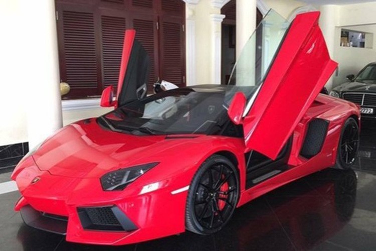  Siêu xe Lamborghini Aventador thứ 4 tại thị trường Việt Nam vừa xuất hiện tại Hà Nội, nhưng đây là chiếc đầu tiên thuộc phiên bản mui trần mang mầu đỏ cực kỳ bắt mắt.